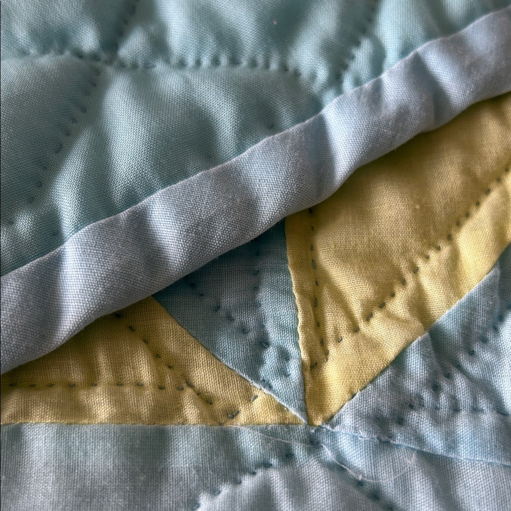 Crib quilt, handmade and hand quilted - Picture 6 of 6